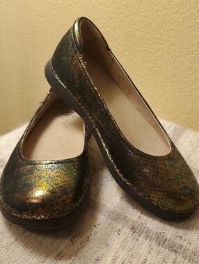 Alefria Women’s Iridescent Green Ballet Flats Sz 8 Perfect Condition